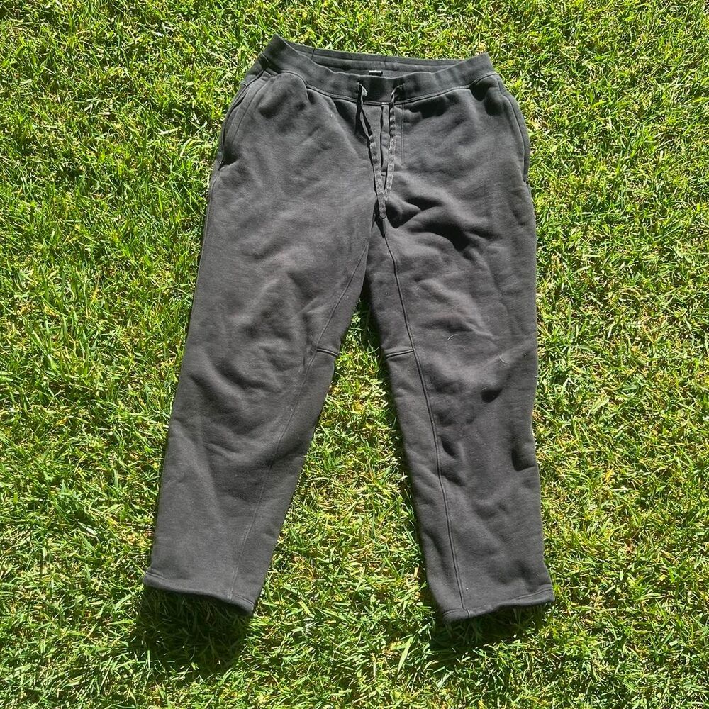 Lululemon black sweatpants women’s size M workout gorpcore prep